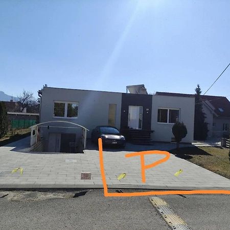 Slnecny Apartmanovy Dom Oslany Zewnętrze zdjęcie